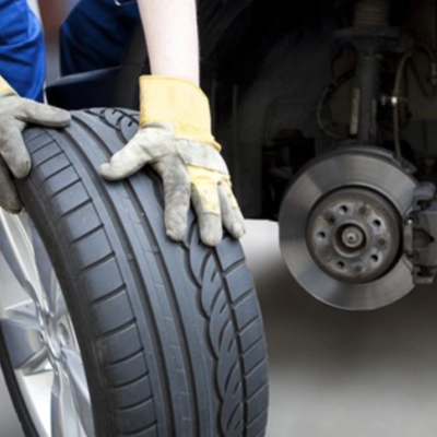 Troca de Pneu - Pneu furado ou danificado? Chegamos até você em minutos para realizar a troca com total segurança. Confiabilidade, atendimento imediato e seu caminho de volta garantido!